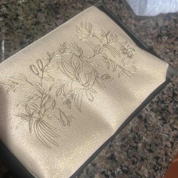 Chanel sublimage cosmetic case never used - Picture 3 of 4